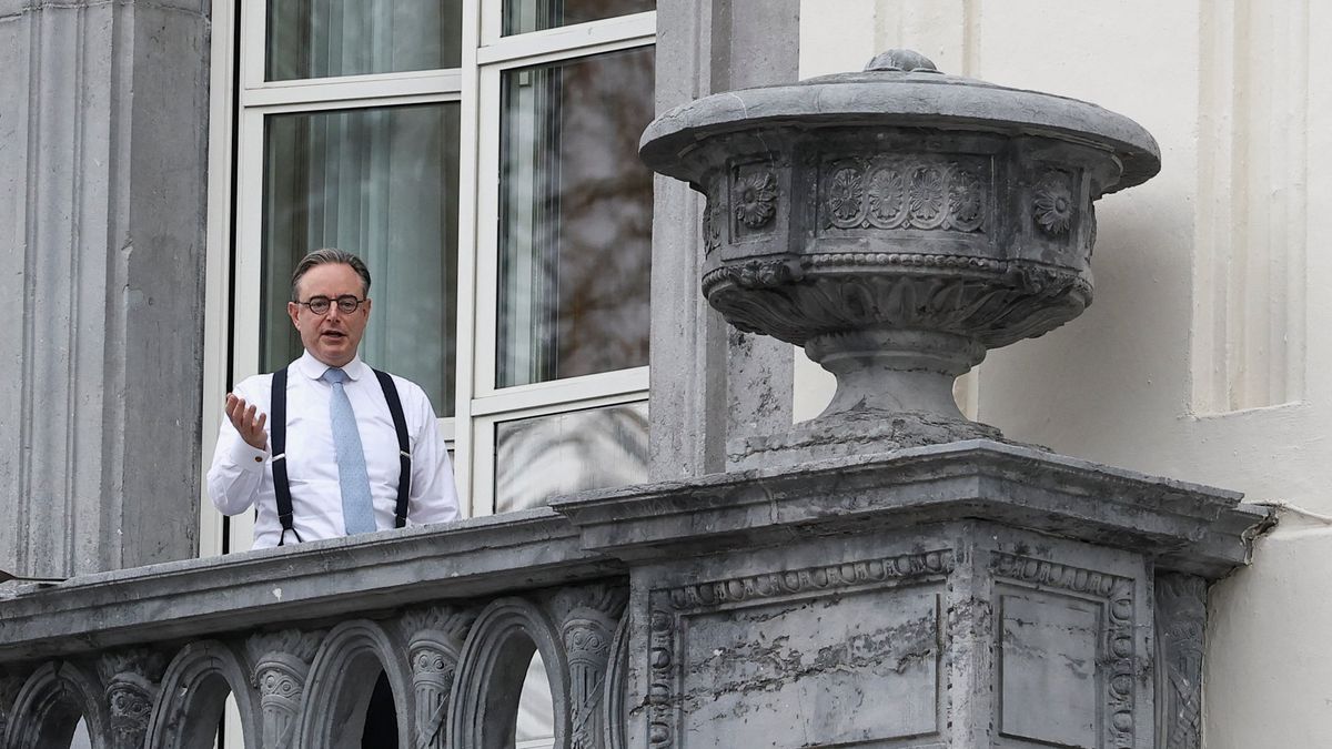 Vlám v oku hurikánu. Belgický premiér je na summitu o Ukrajině pod tlakem